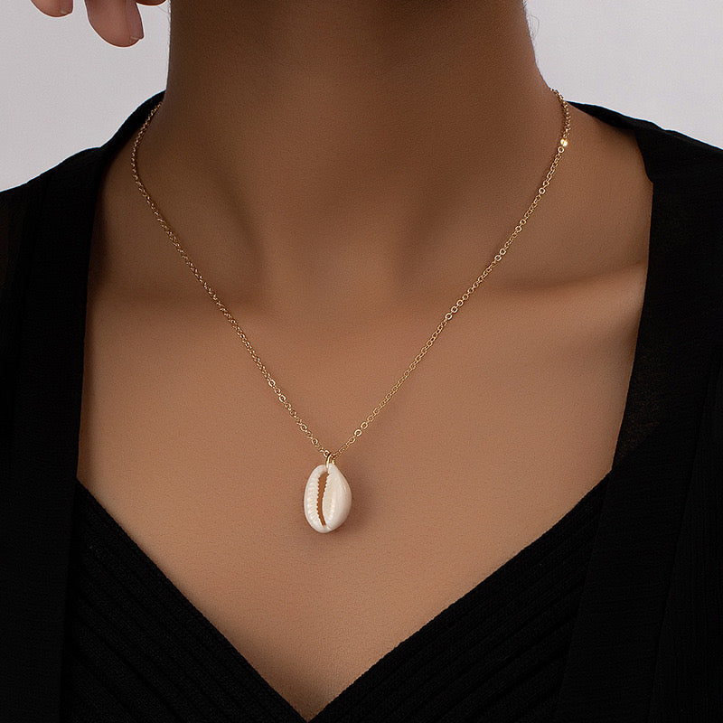سلسلة صدف طبيعي بتعليقة واحدة – تصميم بسيط وأنيق