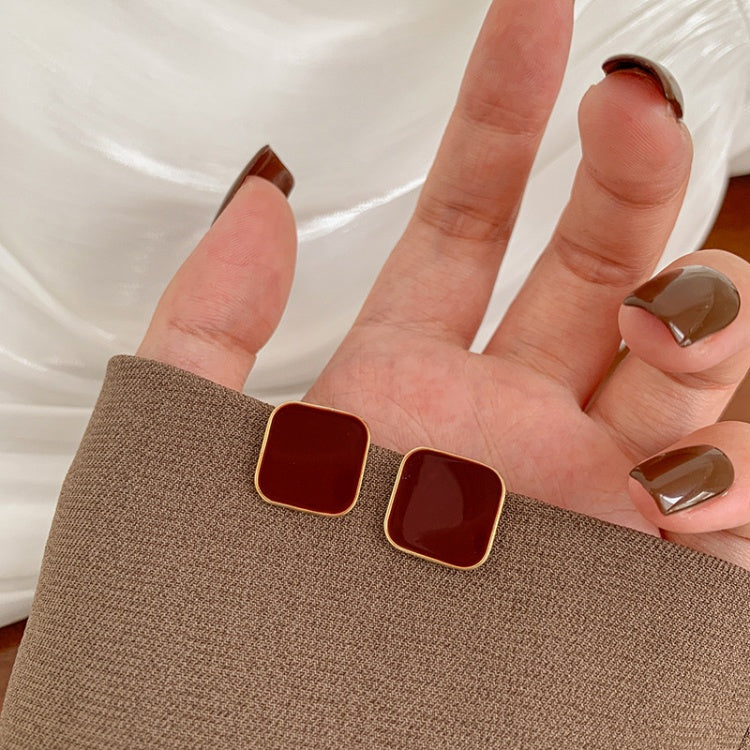 حلق أذن كلاسيك مربع باللون العنابي – تصميم أنيق بلمسة عصرية