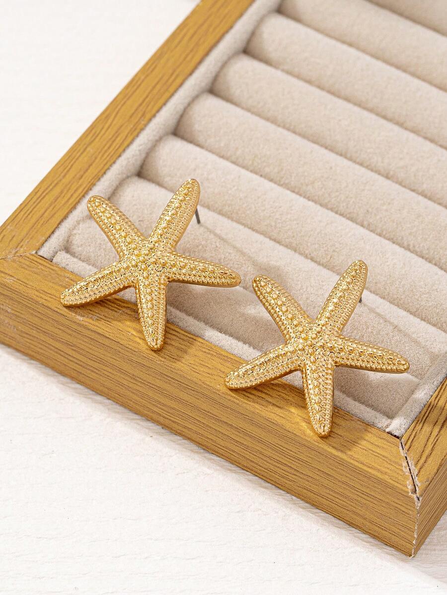 حلق نجمة البحر الذهبي بتصميم عصري