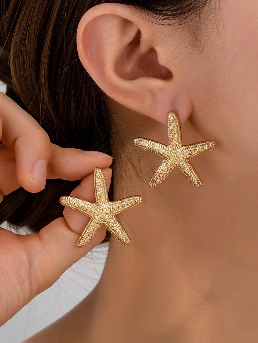 حلق نجمة البحر الذهبي تصميم عصري