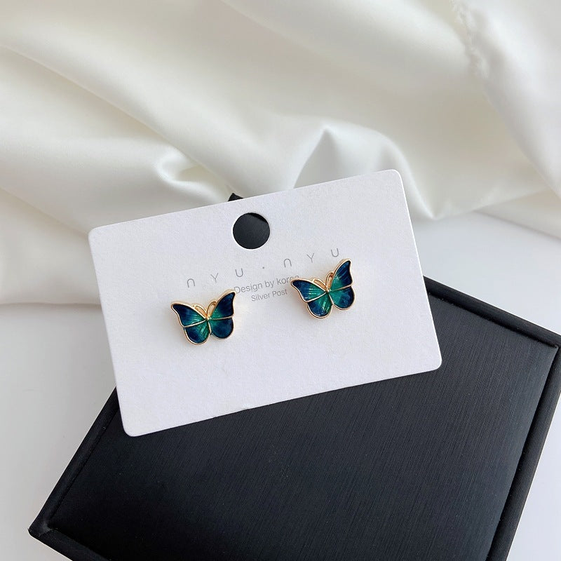 حلق نسائي بتصميم فراشة ملون – إكسسوار عصري أنيق لكل المناسبات