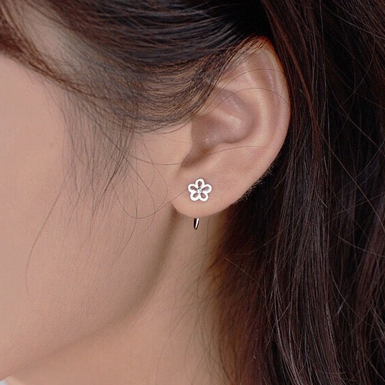 حلق برسينج بتصميم بسيط لزهرة الياسمين مطلي بالفضه