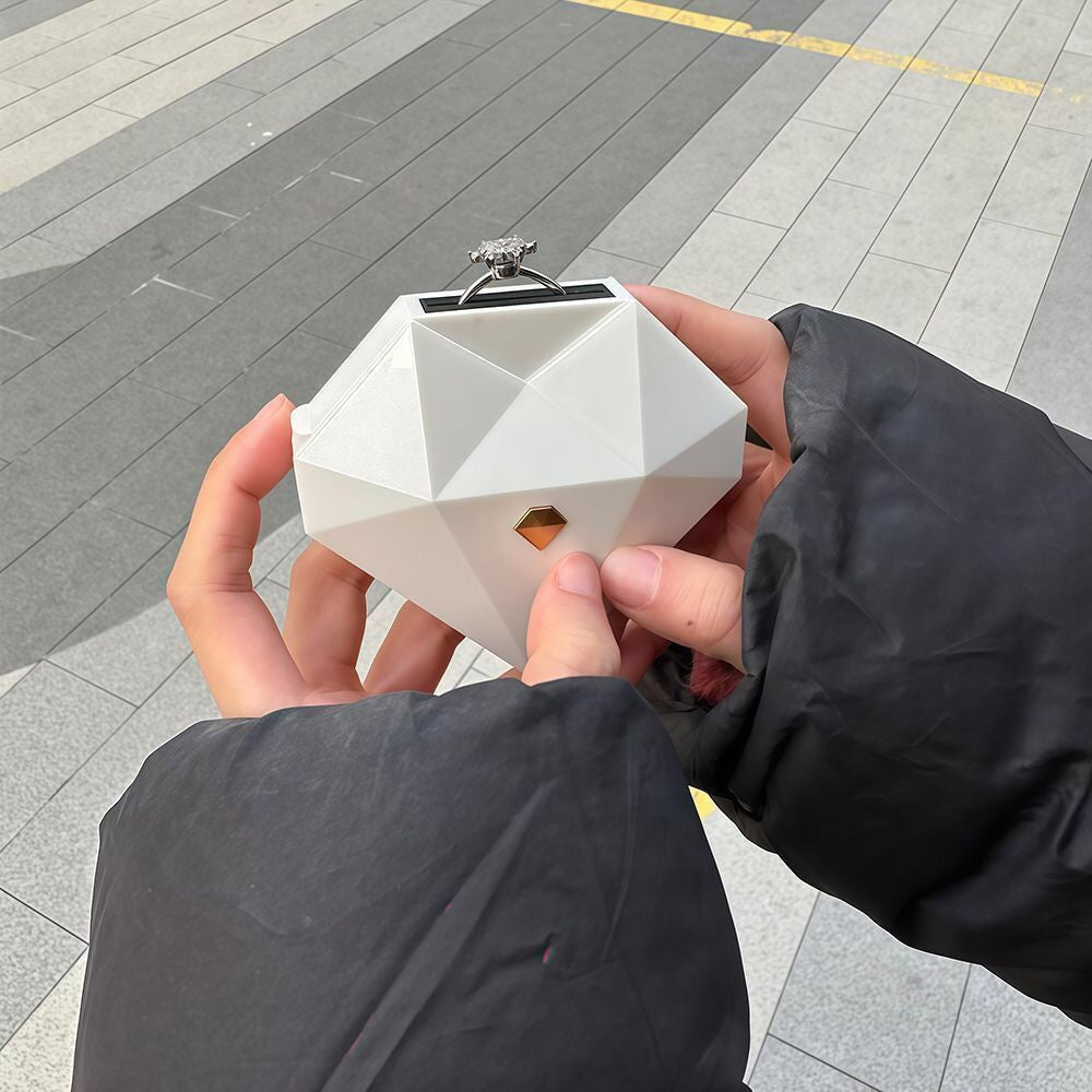 خاتم القلب الماسي مع علبة هدايا فاخرة لمفاجئة مميزة