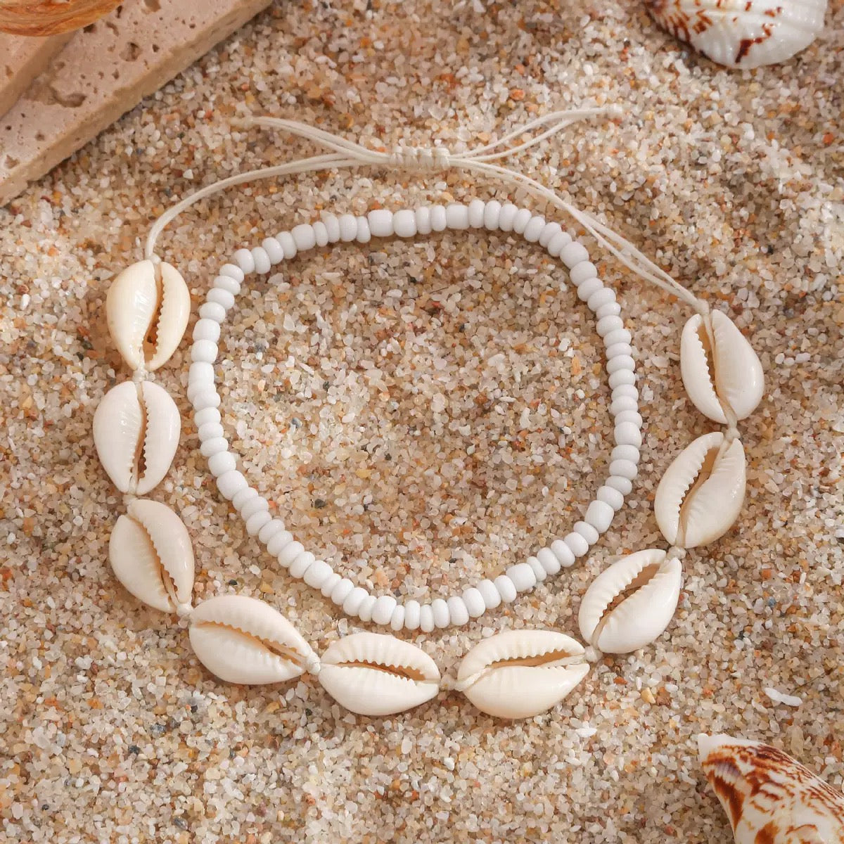 خلخال صيفي بصدف الكاوري وخرز أبيض - إكسسوار شاطئ أنيق ومزدوج الطبقات