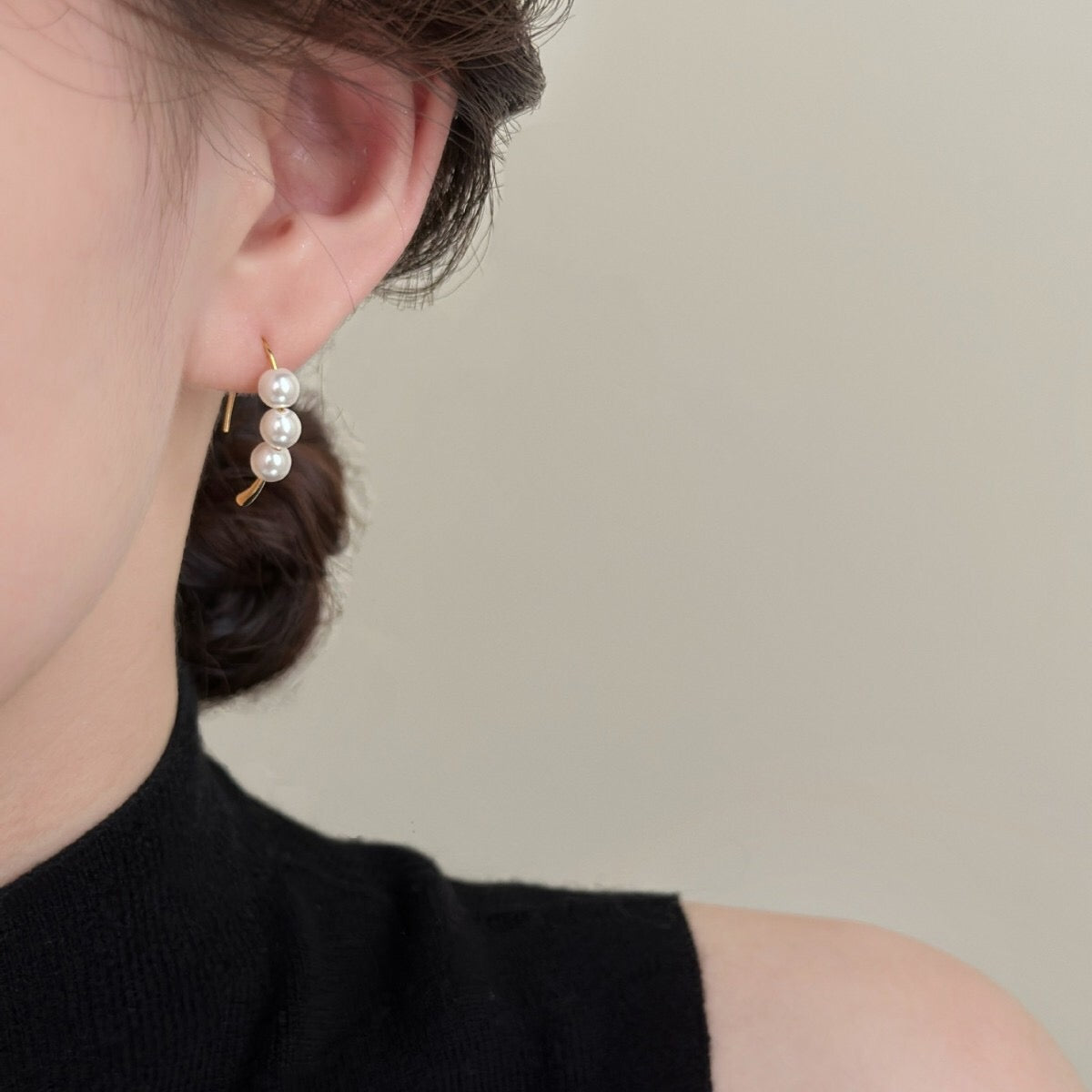 حلق نصف دائري باللؤلؤ مع إطار مطلي بماء الذهب