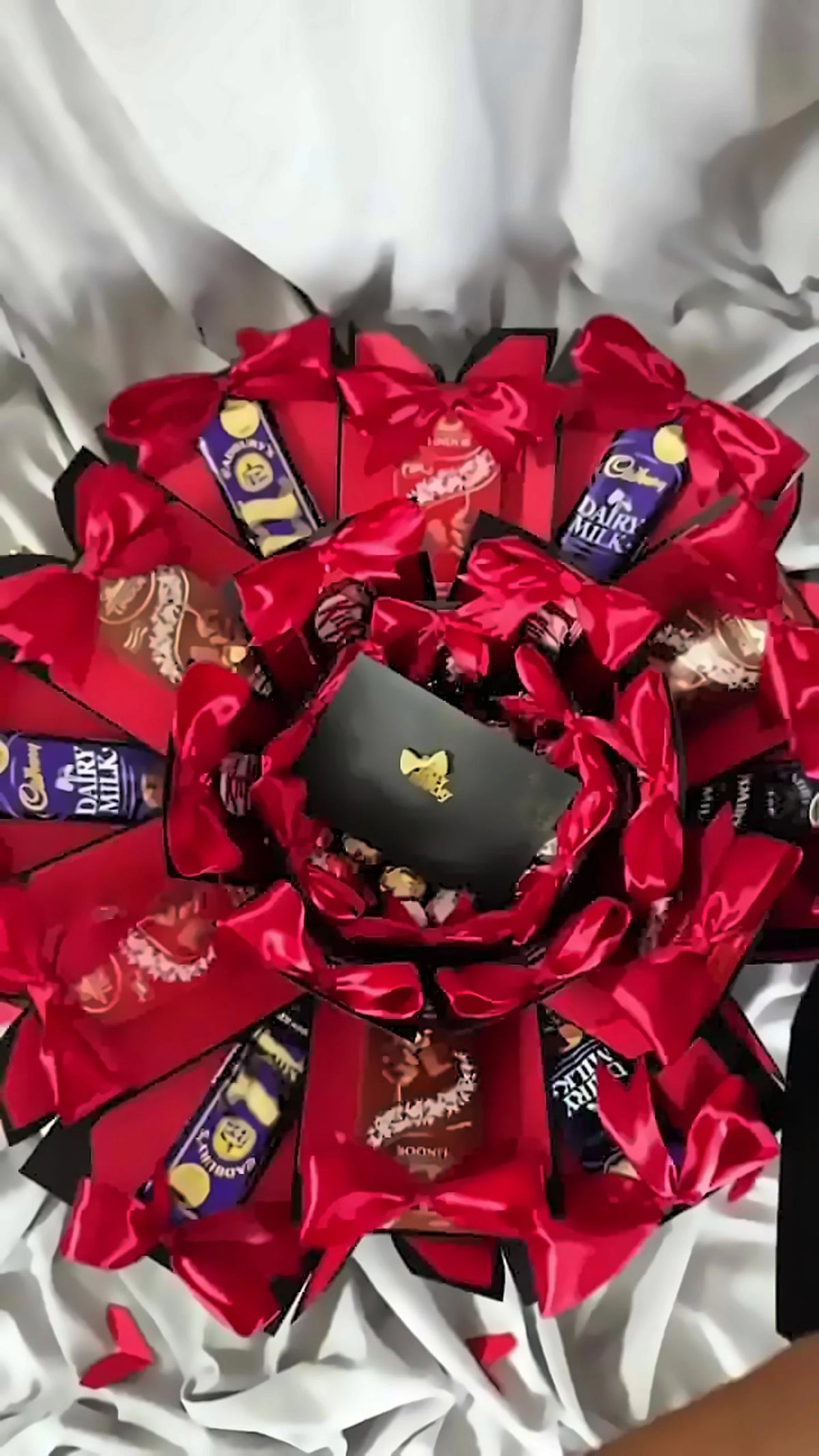 اكسبلوجن بوكس بتصميم ابداعي مع قلب احمر لتقديم الهدايا