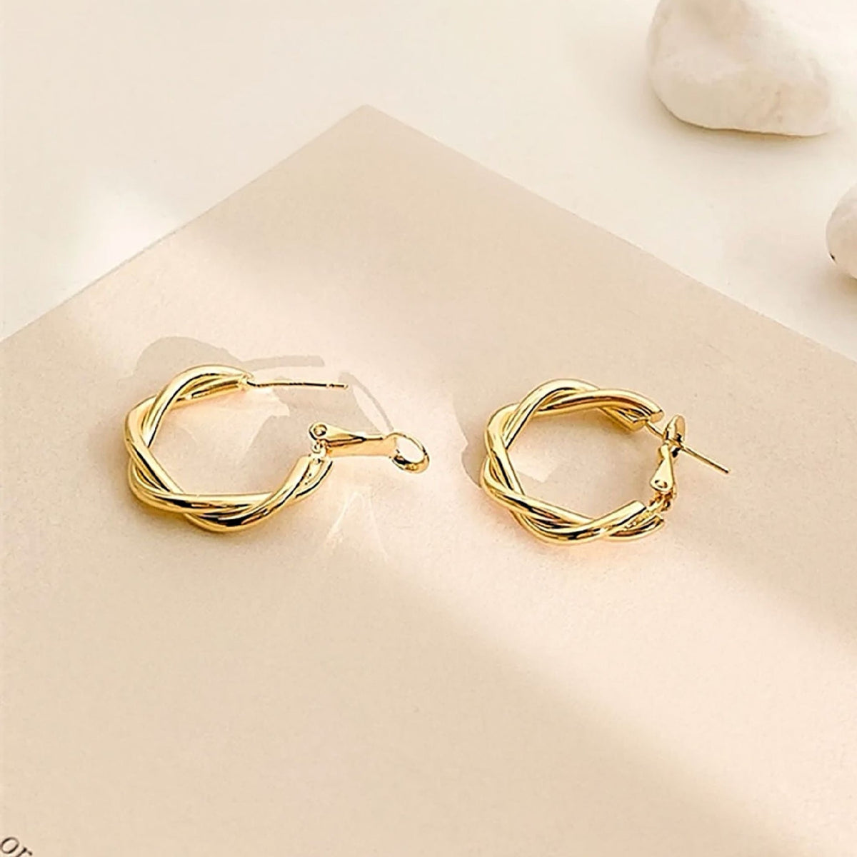 حلق أذن دائري ذهبي بتصميم كلاسيكي مطلي بماء الذهب – أناقة كلاسيكية عصرية