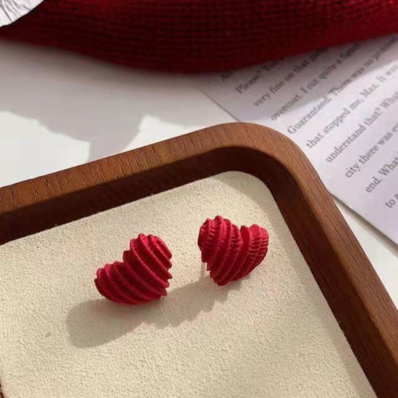 حلق قلب أحمر قطيفة مخملي – لمسة رومانسية ناعمة لكل يوم