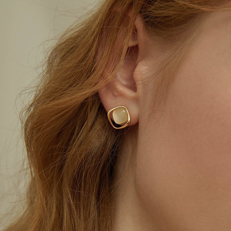 حلق أذن مربع بإطار ذهبي وحجر أبيض ناعم – أناقة مينيمال راقية
