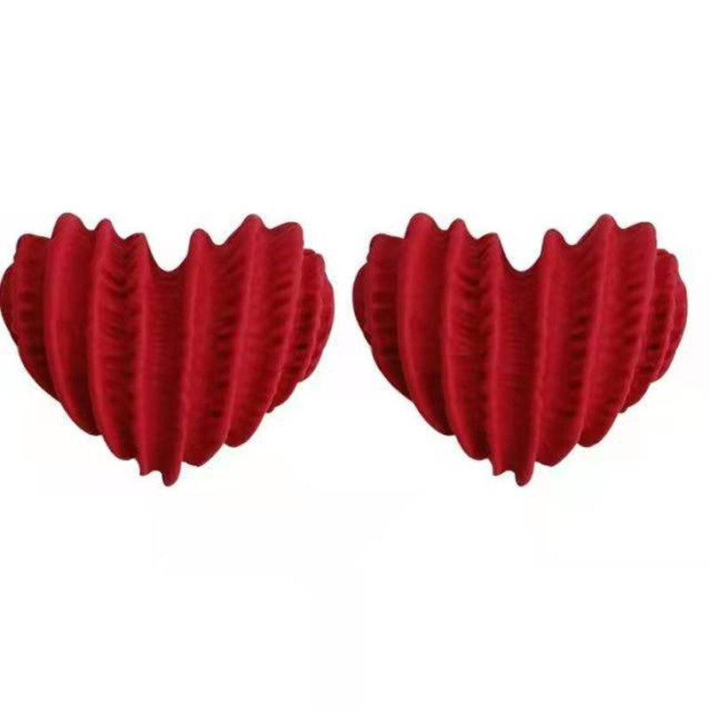 حلق قلب أحمر قطيفة مخملي – لمسة رومانسية ناعمة لكل يوم