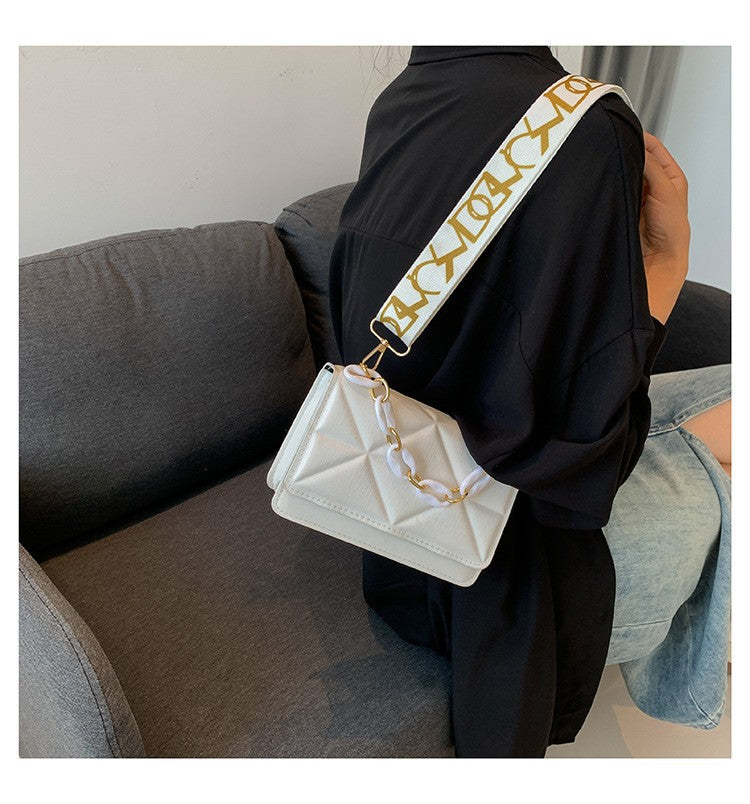 شنطة كروس بودي مبطنة بسلسلة – تصميم عصري أنيق