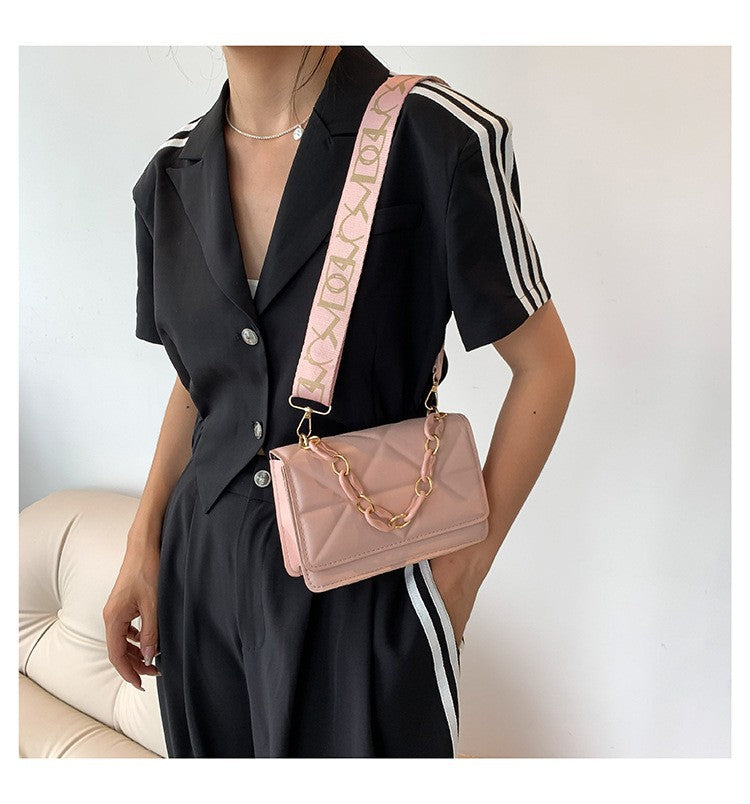 شنطة كروس بودي مبطنة بسلسلة – تصميم عصري أنيق