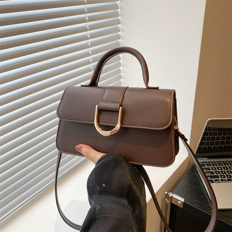 شنطة كروس بودي جلد صناعي أنيقة بقفل U ذهبي