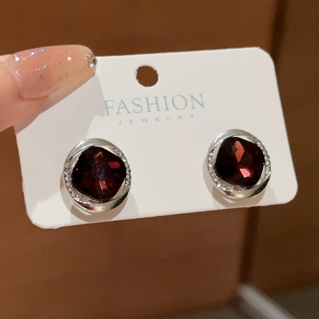 حلق دائري بحجر عنابي داكن مرصع – أناقة كلاسيكية فاخرة