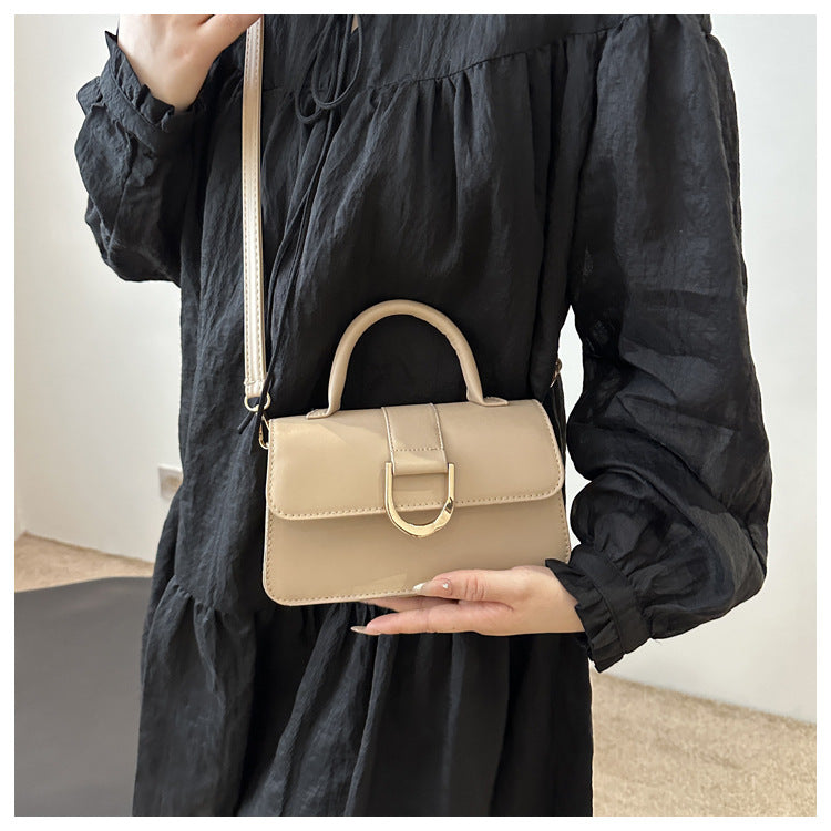 شنطة كروس بودي جلد صناعي أنيقة بقفل U ذهبي