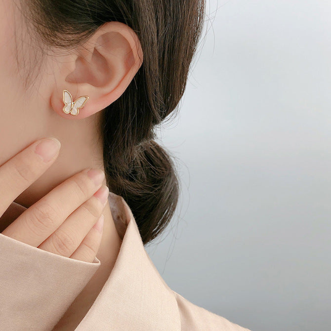 حلق فراشة لؤلؤي بإطار ذهبي – أنوثة ناعمة وأناقة رقيقة