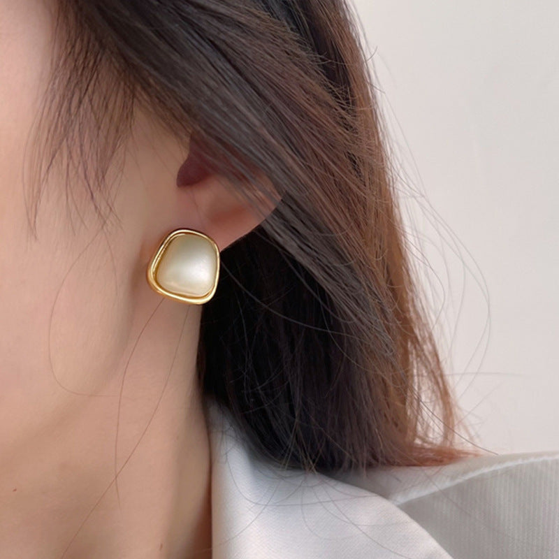 حلق نسائي مربع لؤلؤي مطلي بماء الذهب – تصميم عصري أنيق