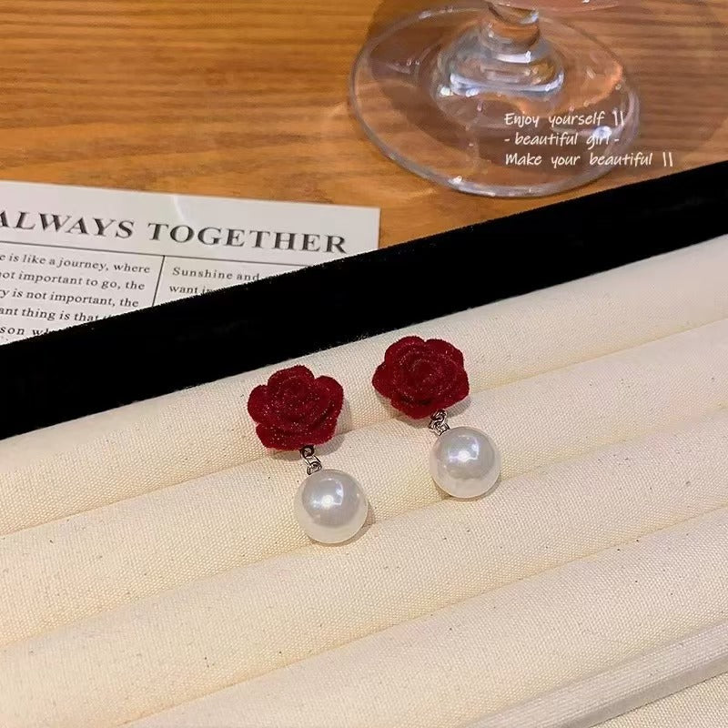 حلق بتصميم وردة بفص لؤلؤ راقي – استايل كلاسيك