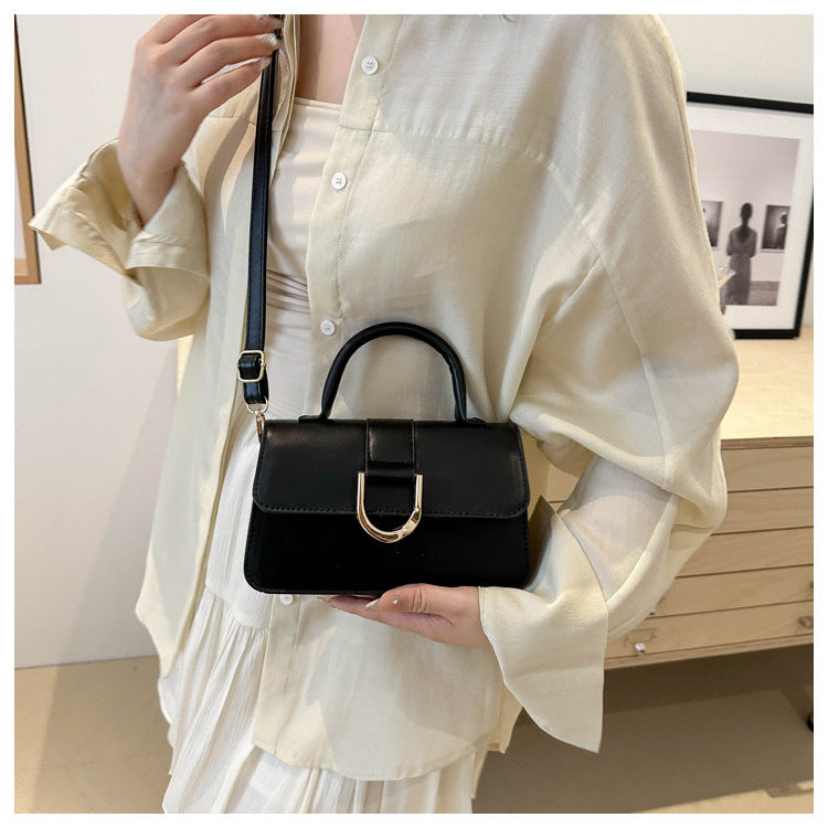 شنطة كروس بودي جلد صناعي أنيقة بقفل U ذهبي