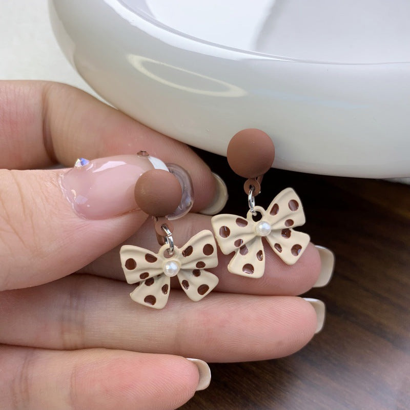 حلق نسائي شكل فيونكة كريمي رقيق