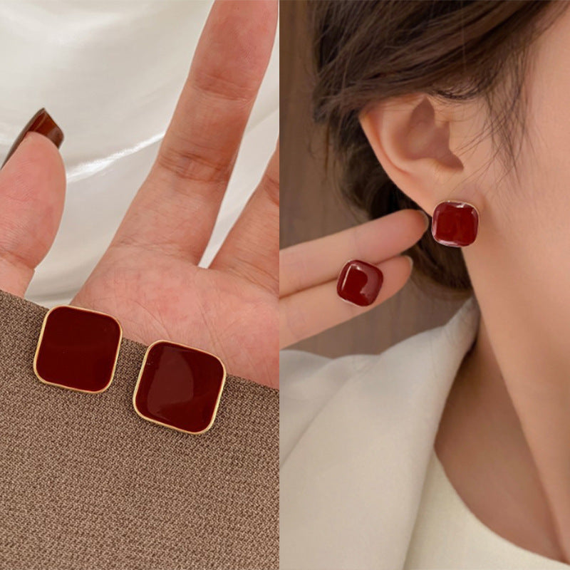 حلق أذن كلاسيك مربع باللون العنابي – تصميم أنيق بلمسة عصرية