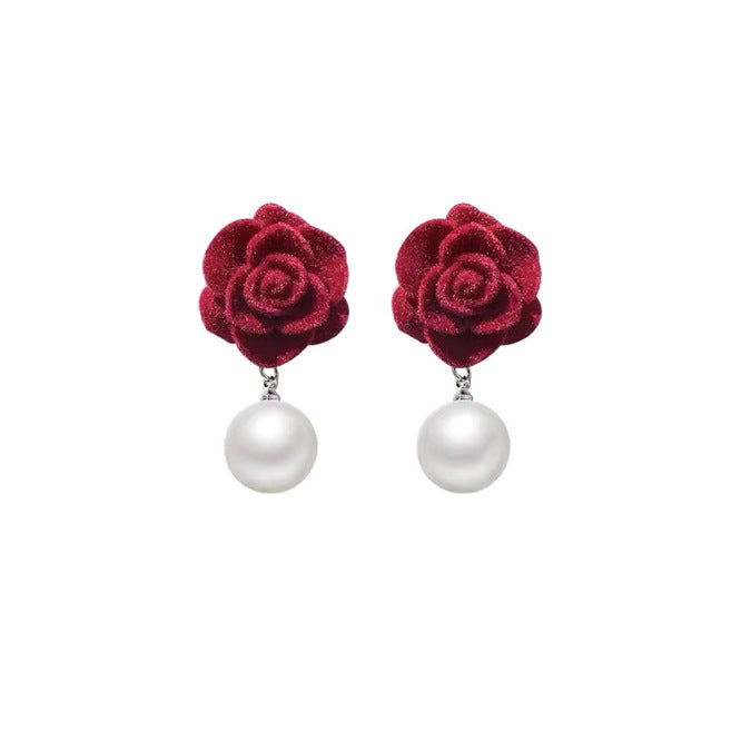 حلق بتصميم وردة بفص لؤلؤ راقي – استايل كلاسيك