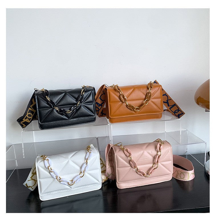 شنطة كروس بودي مبطنة بسلسلة – تصميم عصري أنيق