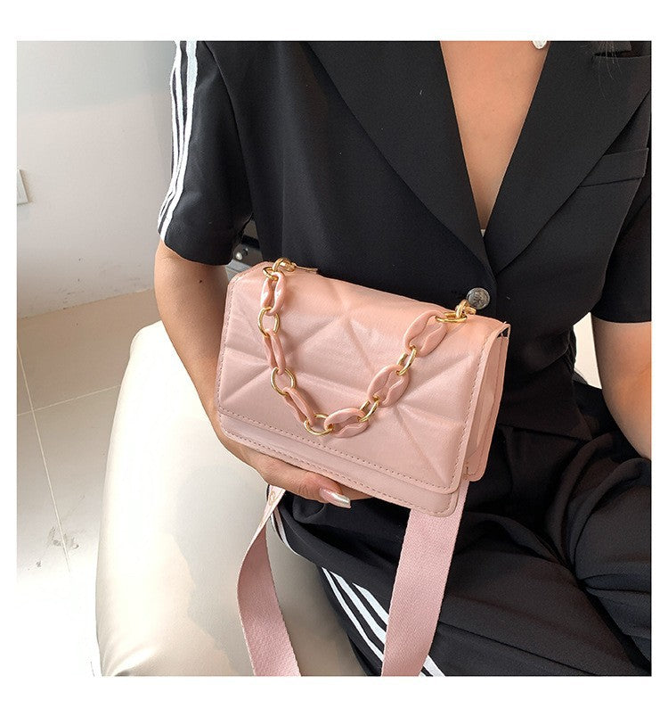 شنطة كروس بودي مبطنة بسلسلة – تصميم عصري أنيق