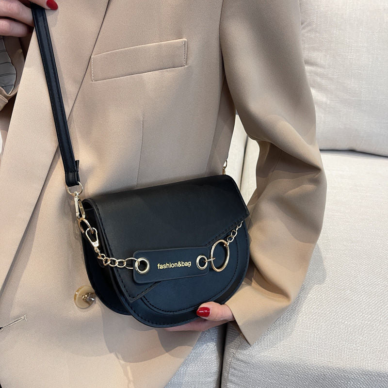 شنطة كروس بودي نصف دائرية بتصميم أنيق وسلسلة ذهبية