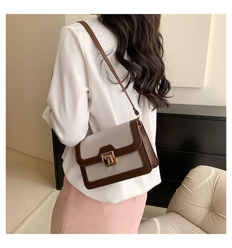 شنطة كروس جلد بتصميم أنيق بقفل ذهبي