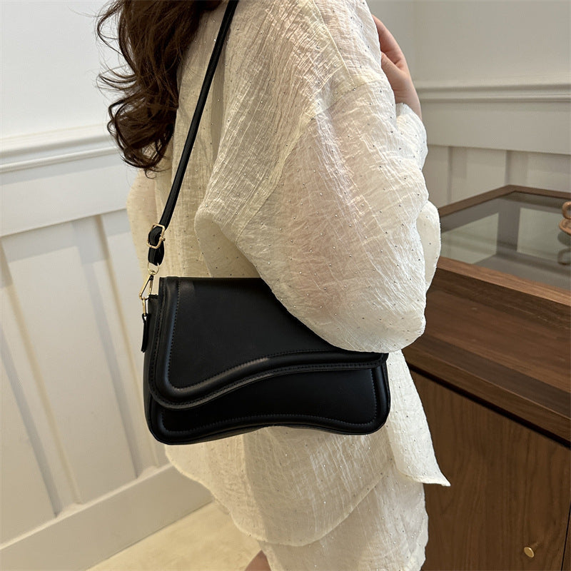 حقيبة كروس بودي جلد PU بتصميم ويف أنيق – أبيض