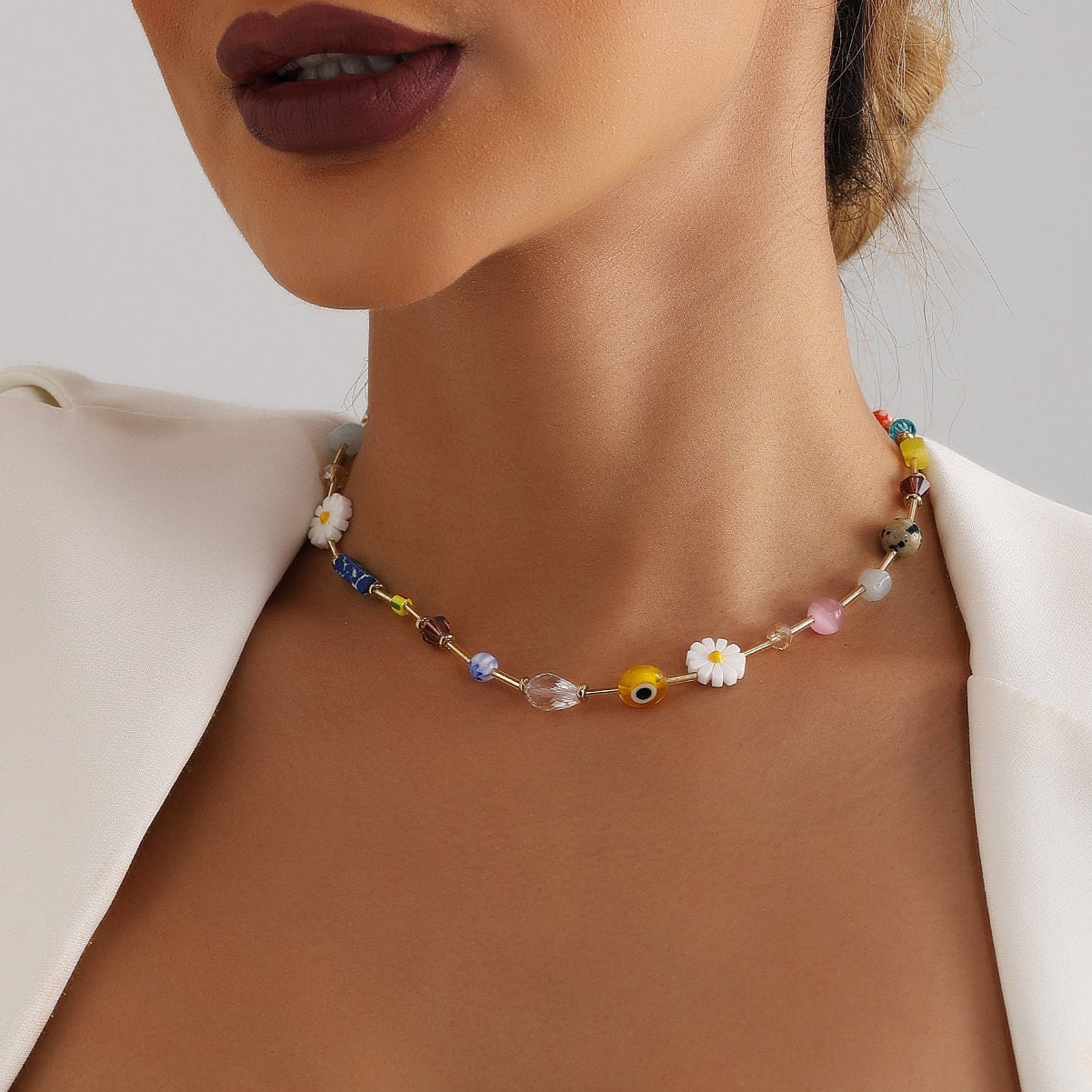 عقد خرز ملونة مع ورود صغيرة – تصميم عصري أنيق