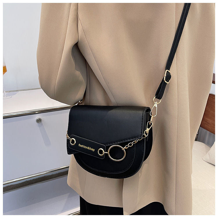 شنطة كروس بودي نصف دائرية بتصميم أنيق وسلسلة ذهبية