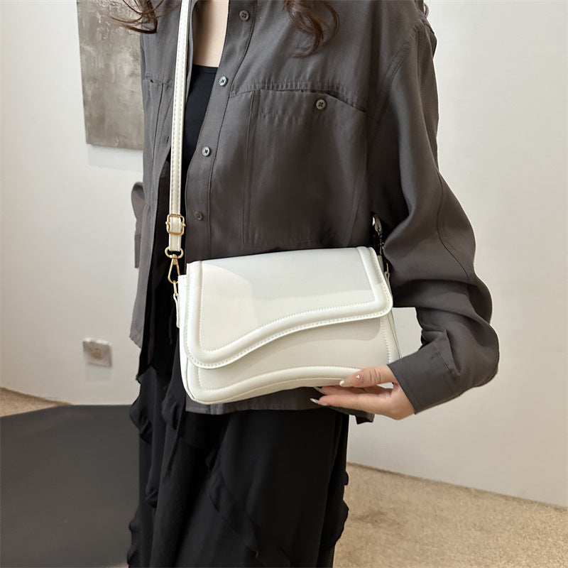 حقيبة كروس بودي جلد PU بتصميم ويف أنيق – أبيض