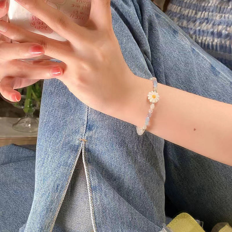 طقم سلسلة وانسيال خرز أزرق وأبيض مع وردة ديزي