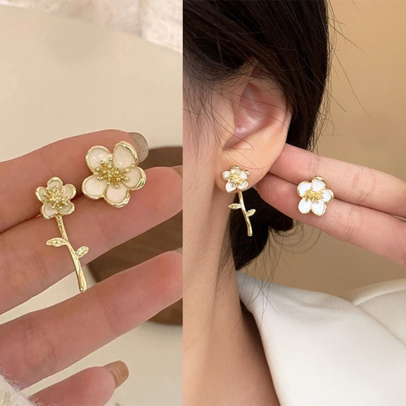 حلق ذهبي بتصميم فني مفرغ