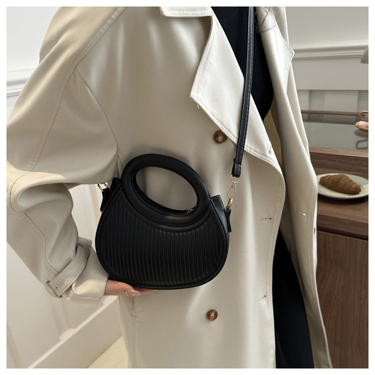 شنطة كروس بودي دائرية بمقبض دائري وتصميم مخطط