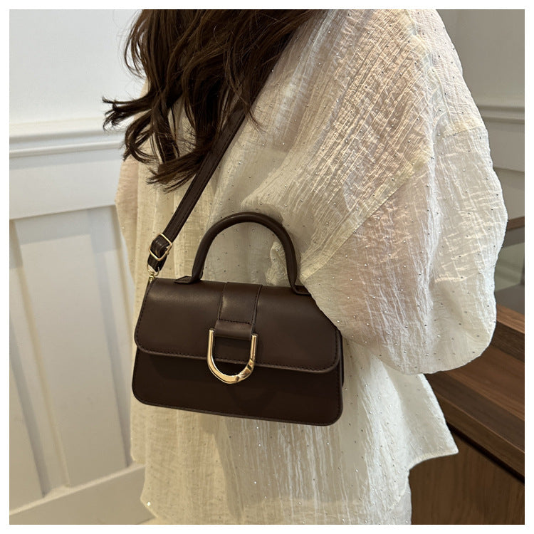 شنطة كروس بودي جلد صناعي أنيقة بقفل U ذهبي