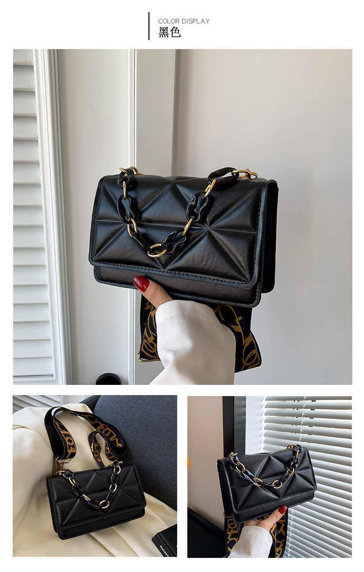 شنطة كروس بودي مبطنة بسلسلة – تصميم عصري أنيق