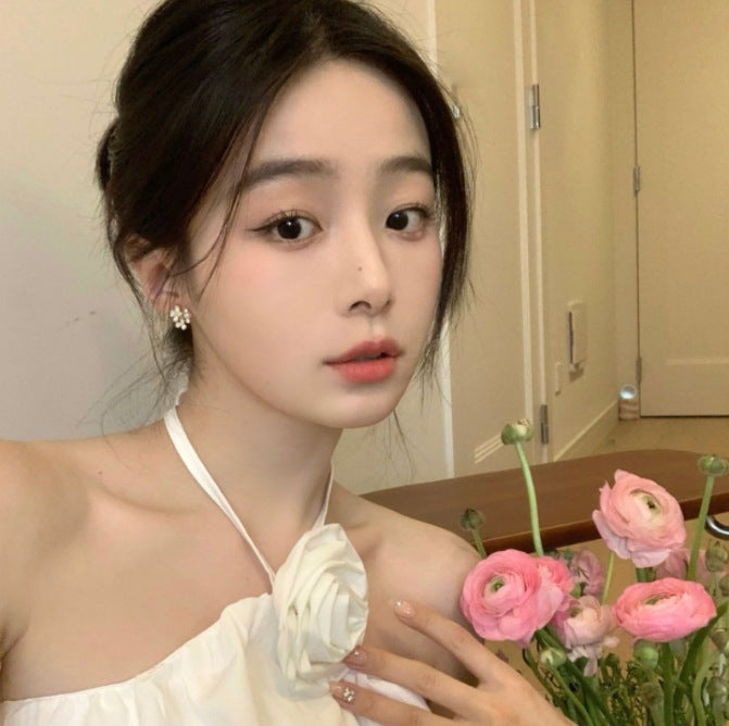 حلق أذن بتصميم زهور مرصعة – لمسة أنثوية أنيقة