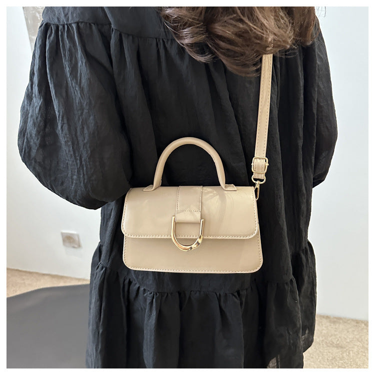 شنطة كروس بودي جلد صناعي أنيقة بقفل U ذهبي