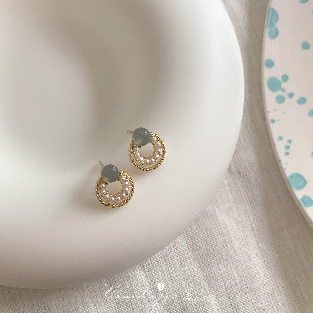 أقراط ذهبية دائرية مزينة بلؤلؤ مع حجر رمادي أنيق للنساء
