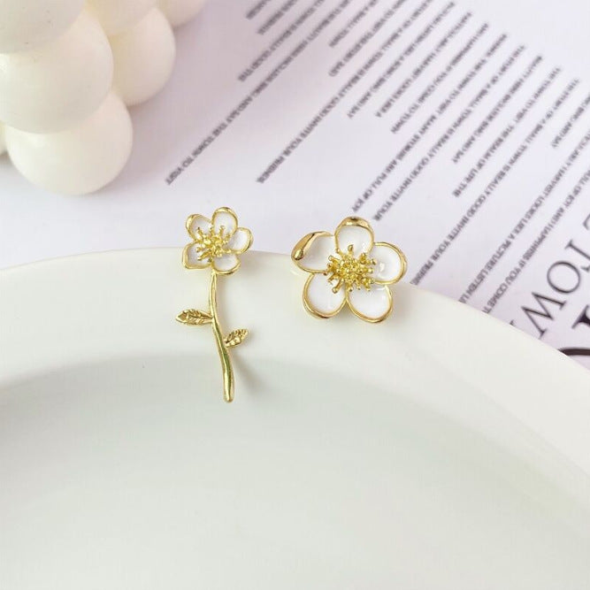 حلق ذهبي بتصميم فني مفرغ