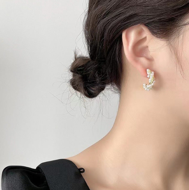 حلق بتصميم دائري مرصع باللؤلؤ – مطلي بماء الذهب