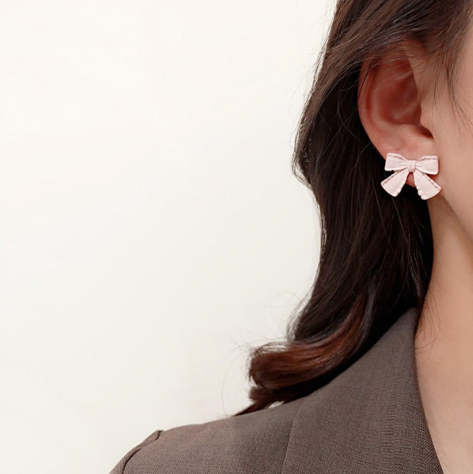 حلق فيونكة وردي ناعم – لمسة أنوثة رقيقة لإطلالتك اليومية