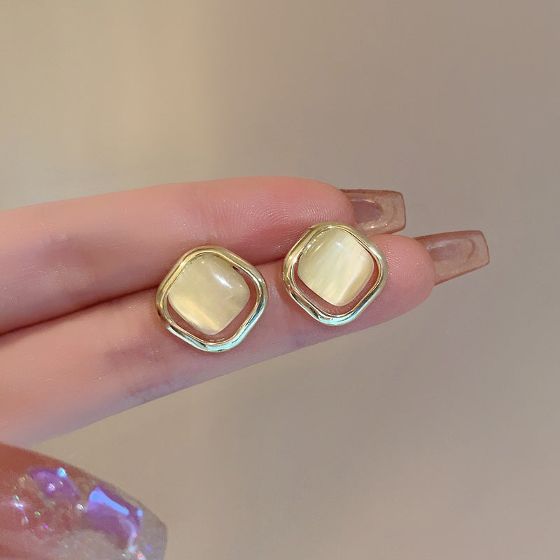 حلق أذن مربع بإطار ذهبي وحجر أبيض ناعم – أناقة مينيمال راقية