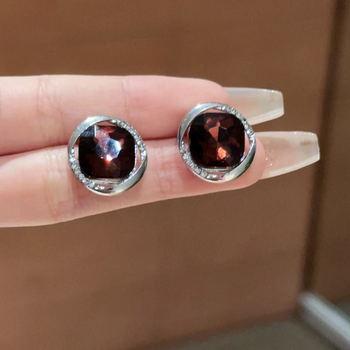 حلق دائري بحجر عنابي داكن مرصع – أناقة كلاسيكية فاخرة