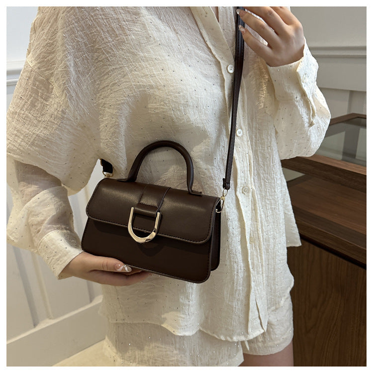 شنطة كروس بودي جلد صناعي أنيقة بقفل U ذهبي