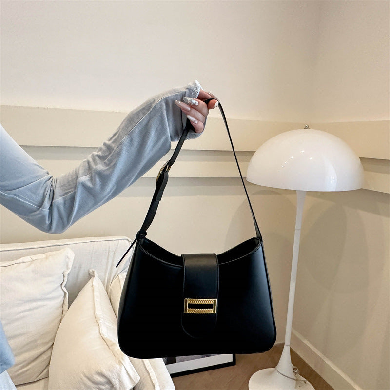 شنطة كتف جلد أنيقة بقفل ذهبي مستطيل