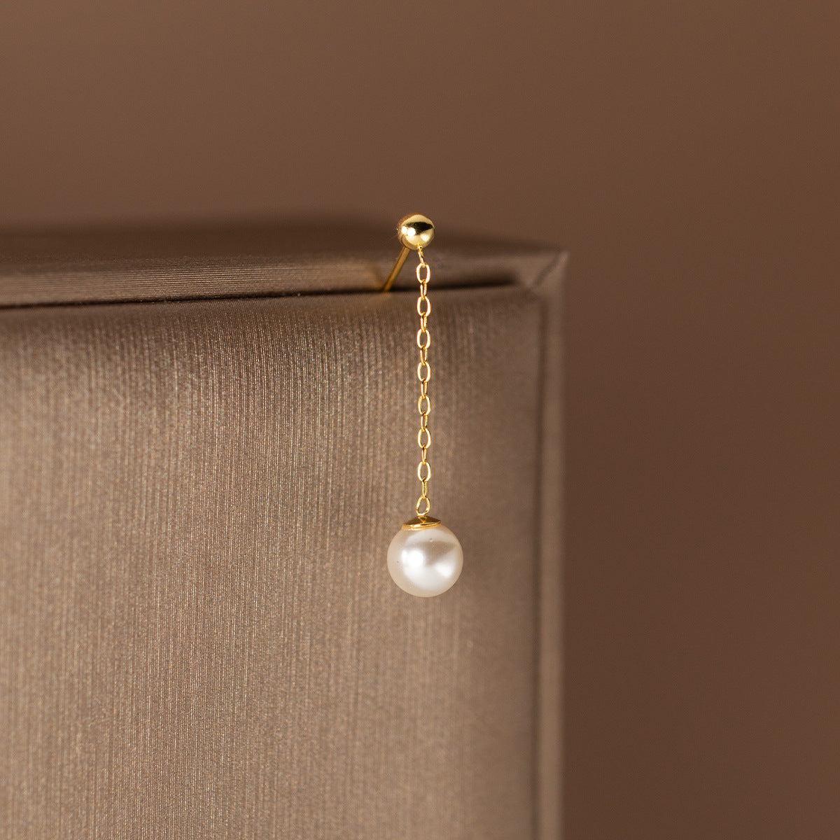 حلق نسائي دروب متدلي لؤلؤي مطلي بماء الذهب – أناقة كلاسيكية - تصميم فرنسي